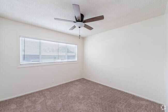 2BR, 2BA - 1000SF - Bedroom - 780 Earlham St