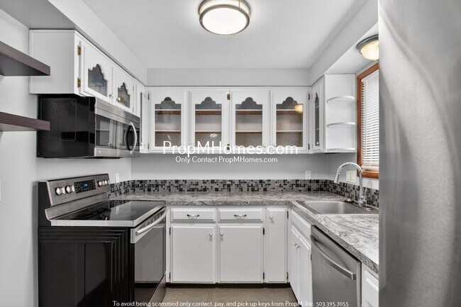 Building Photo - Updated Three Bedroom Home in Oregon City!