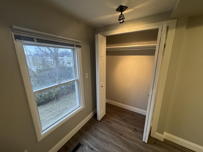 Building Photo - 100-102 S Lewis St