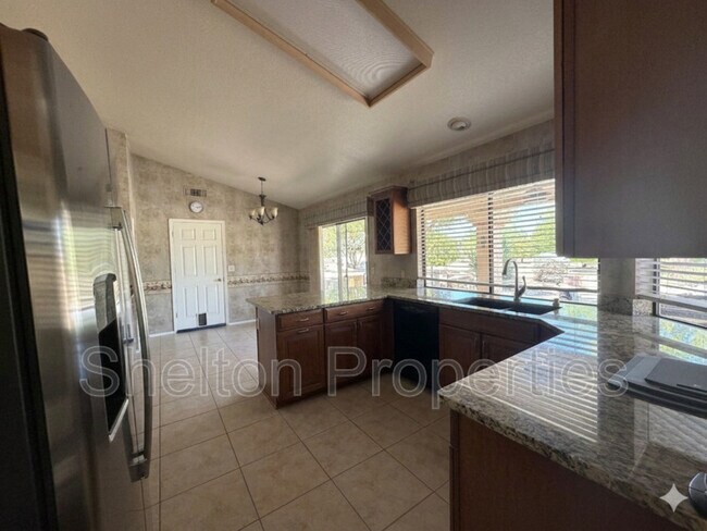 Building Photo - 9418 W Tonto Ln
