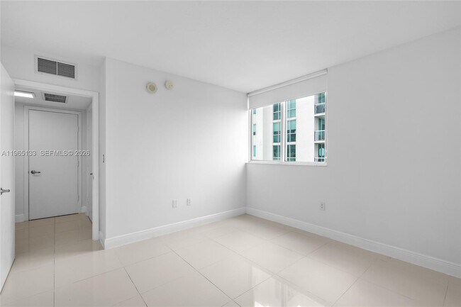 Building Photo - 1861 NW S River Dr