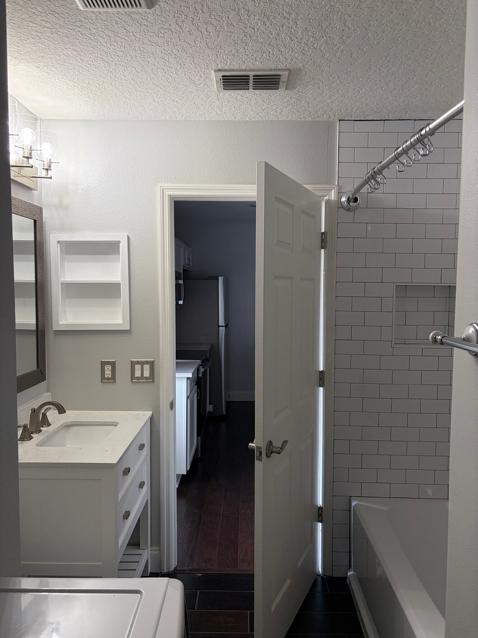 Bath - 3049 Lindale Ave