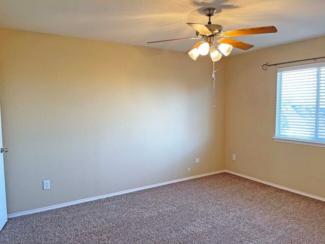 Building Photo - Great 4 Bdrm 2 Bath Home in Krum Tx