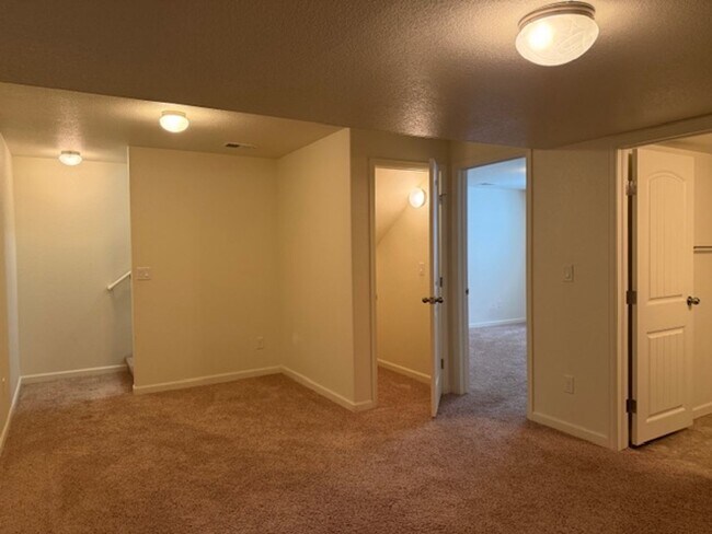 Building Photo - House For Lease