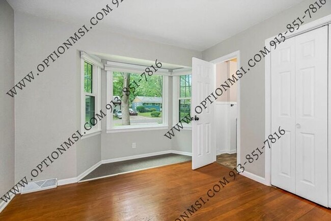 Building Photo - Available NOW in Raytown