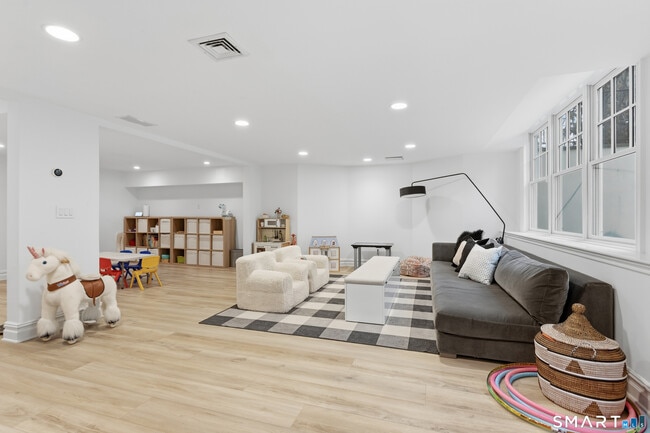 Building Photo - 4 Winker Ln