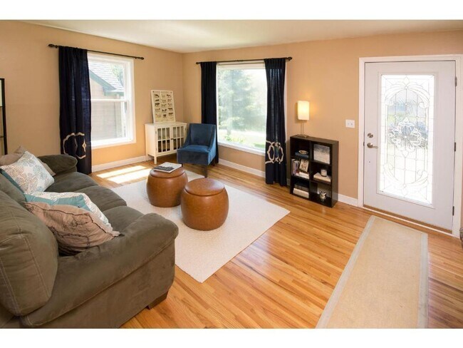 Primary Photo - Upgraded 3 Bedroom Home Conveniently Locat...