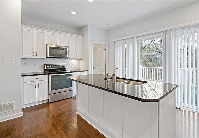 Building Photo - 832 Highpointe Cir