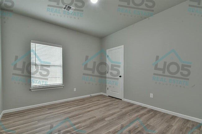 Building Photo - 4 Bedroom Rental w/2 car garage