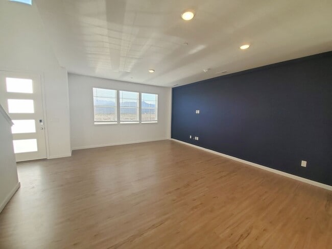 Building Photo - Newer Townhouse in Ideal North Gate Location!