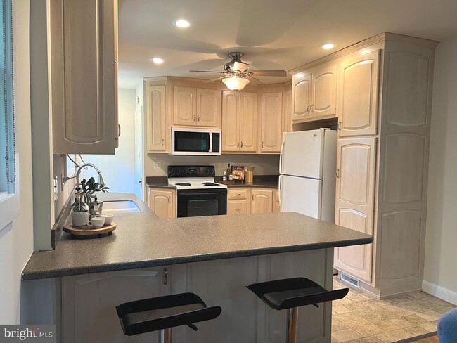 Building Photo - 3100 N Toronto St