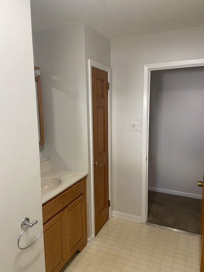 Building Photo - 253 Holly Ave