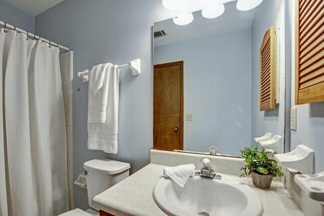 Building Photo - 3232 Riddle Dr