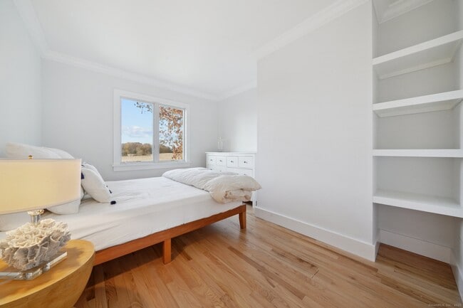 Building Photo - 656 Fairfield Beach Rd