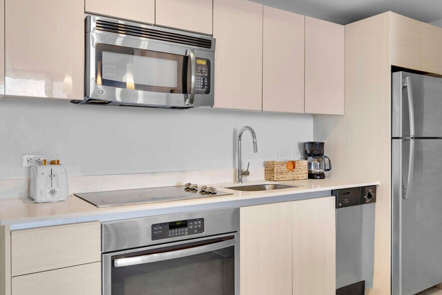 Building Photo - 1180 E Hallandale Beach Blvd