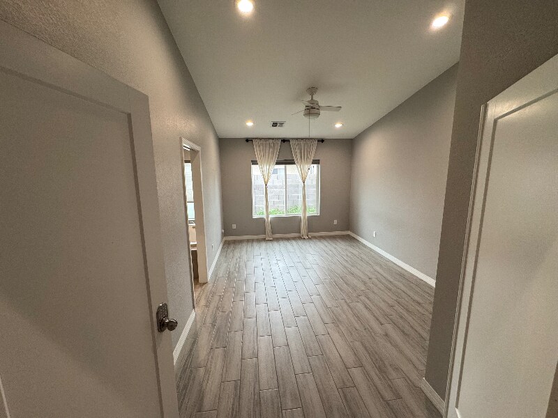 Building Photo - 1558 W 5th St