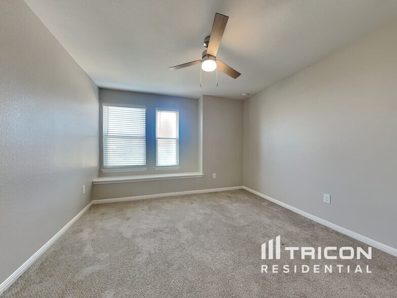 Building Photo - 150 Twisted Oaks Ln
