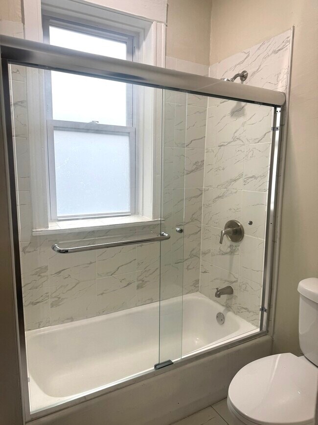 Building Photo - 2158 N Hamlin Ave