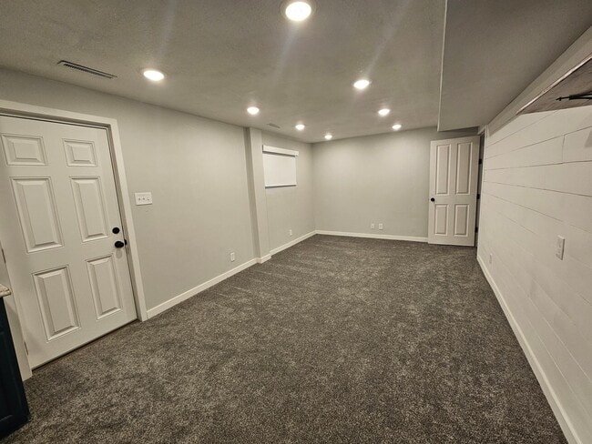 Building Photo - Spacious 4 Bed Bountiful Home | Central Location & Covered Parking