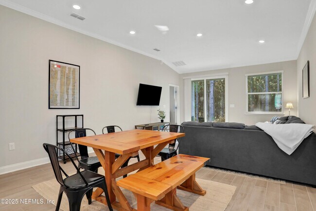 Building Photo - 404 Thistleton Wy