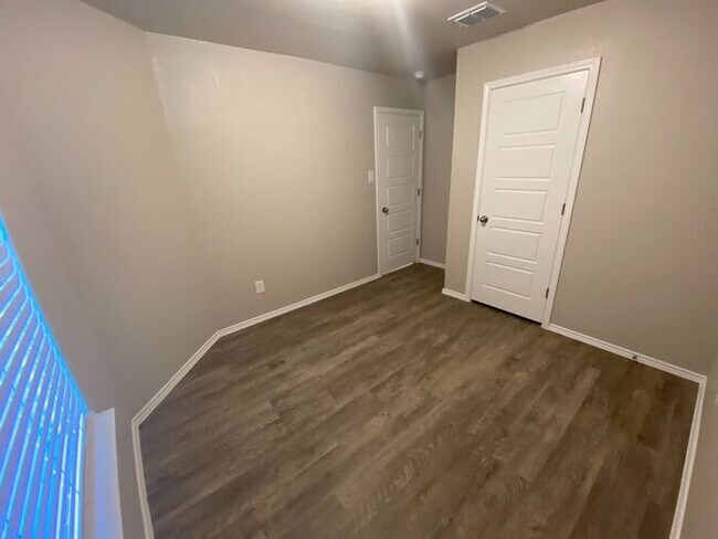 Building Photo - *$99 MOVE-IN SPECIAL* | Three Bedroom | Tw...