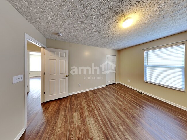 Building Photo - 5525 Village Grove Ln