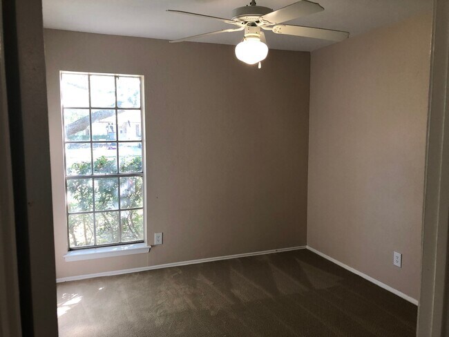 Building Photo - 3 Bedroom / 2 Bath / 2 Car Garage in Quiet...