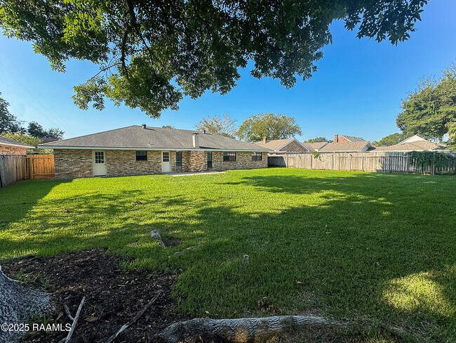 Building Photo - 119 Canada Dr