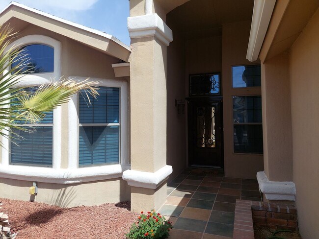 Building Photo - 4 BEDROOM 2 BATHROOM HOME 3 CAR GARAGE HOM...