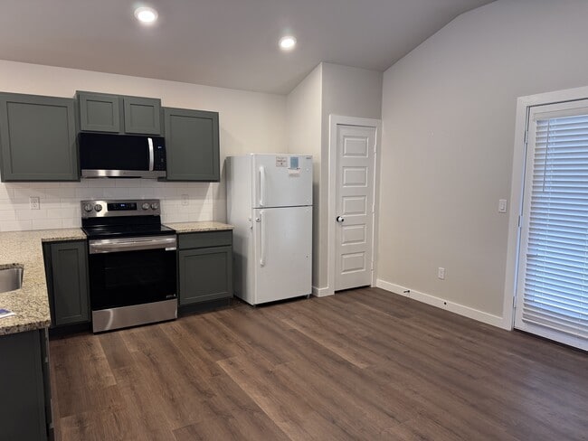 Building Photo - 520 Thicket Dr