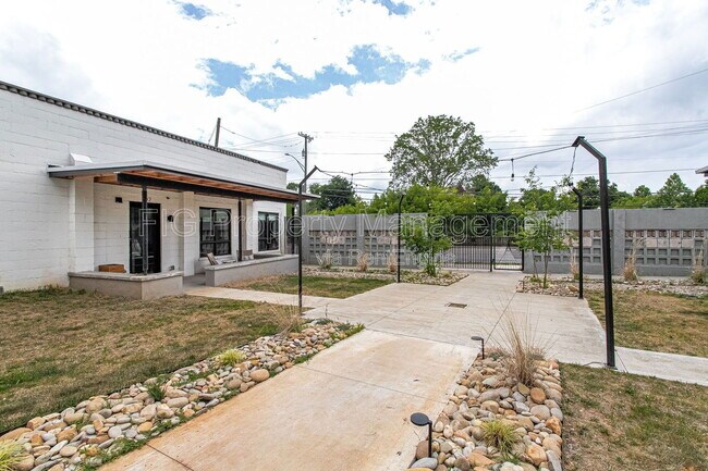 Building Photo - 3415 N Broadway