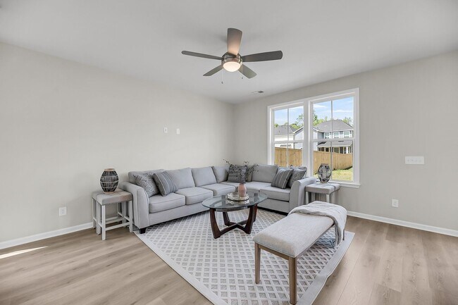 Building Photo - Beautiful 3 bedroom 2.5 bathroom two story home available in North Charleston!