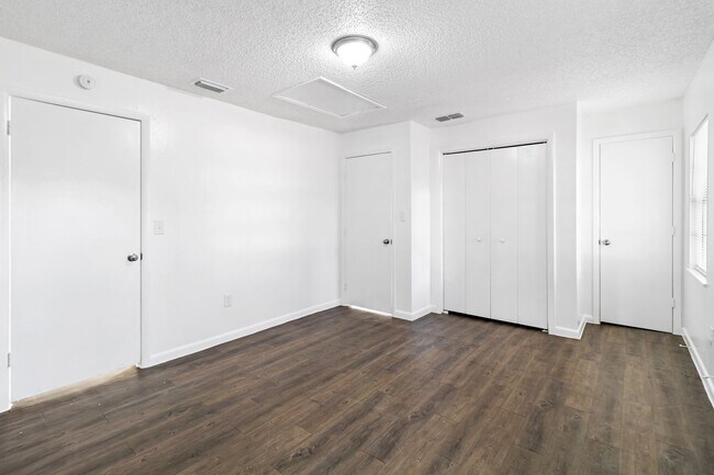 Building Photo - 3 bedroom 1 bathroom single family house!