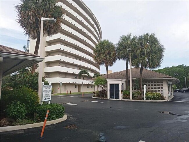 Building Photo - 1537 E Hillsboro Blvd