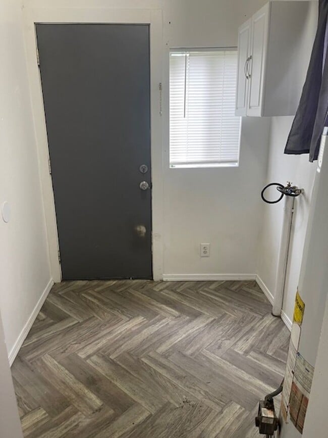 Building Photo - 1 Bedroom, 1 Bath House