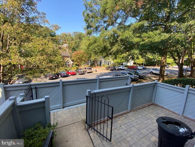Building Photo - Inviting Townhome Living in Desirable Reston Community