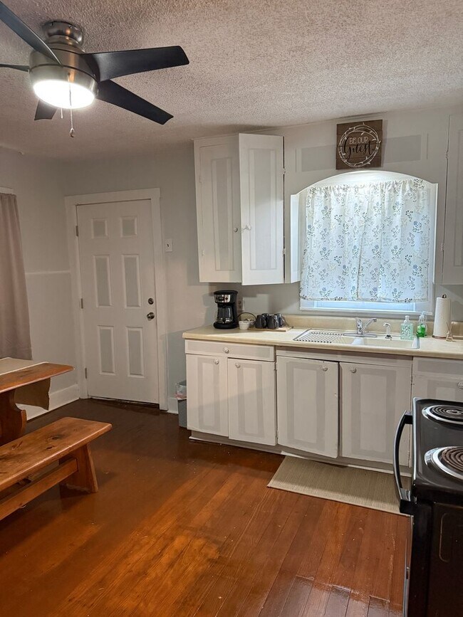 Building Photo - Charming 2-bedroom, 1-bath home