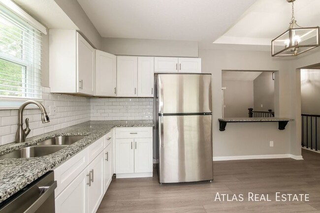 Building Photo - $500 off Move-In Costs and 4 WEEKS FREE RE...