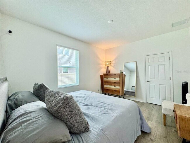 Building Photo - 5732 Newberry Pnes Ave