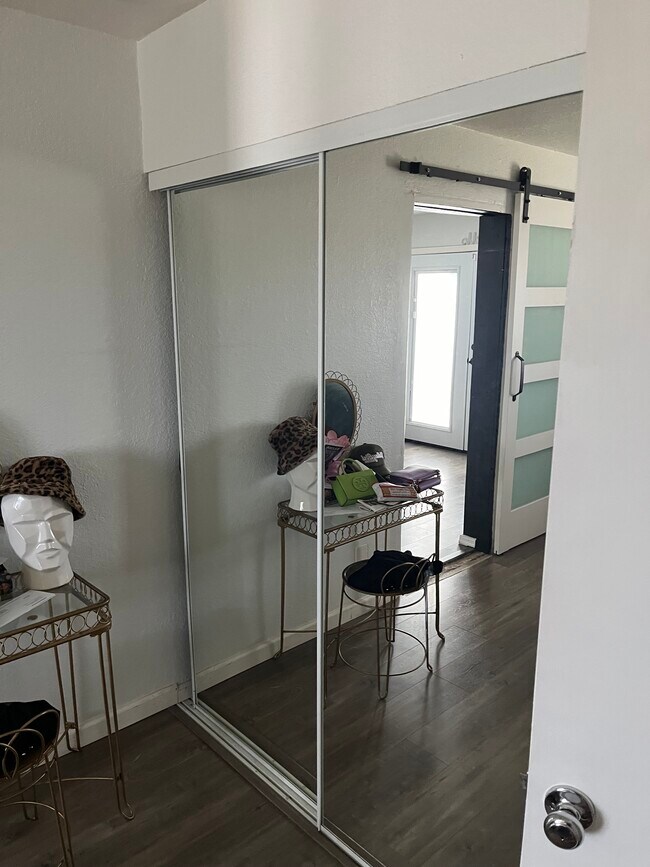 Building Photo - 1506 E Clarendon Ave