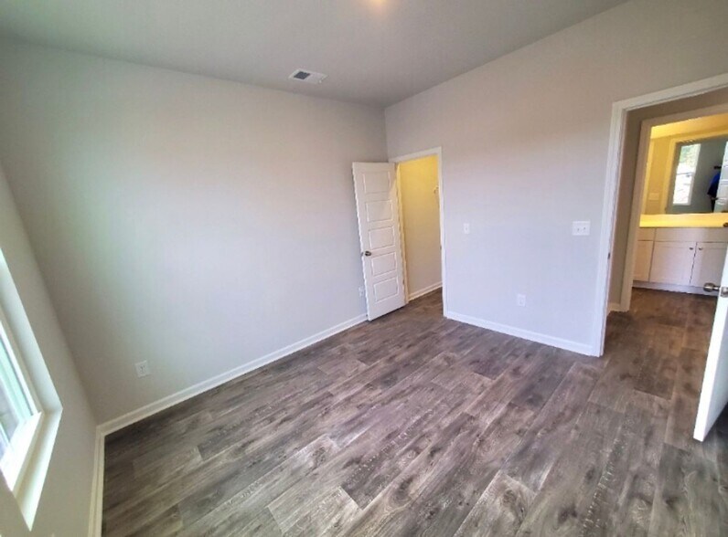 Building Photo - 160 Cypress Holw Dr