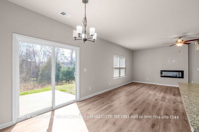Building Photo - Stunning 4-bedroom, 2.5-bathroom home located in the vibrant city of Charlotte, NC.