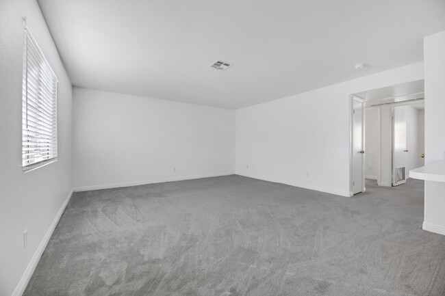 Building Photo - Gated 2 bedroom Condo with new carpet and ...