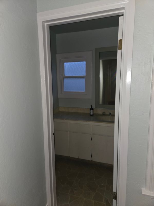 Building Photo - 534 College St