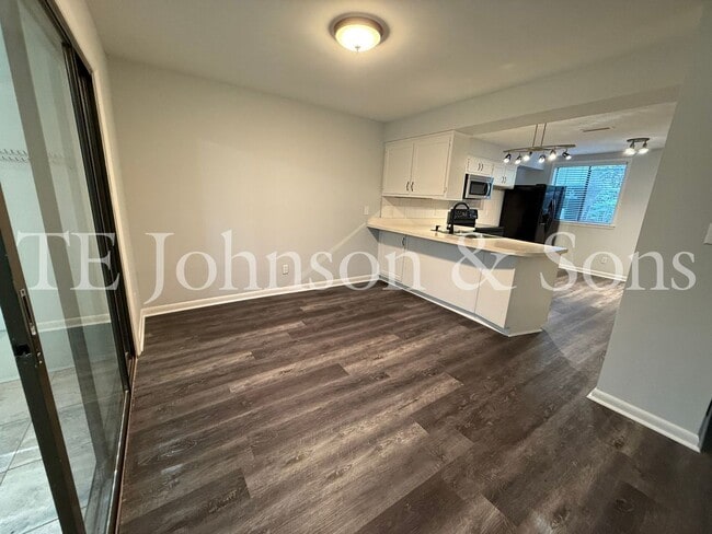 Building Photo - Cozy & Stylish 2BR Home with Fireplace, Su...