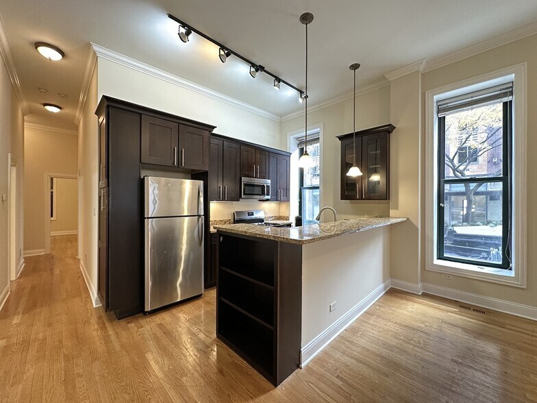 Building Photo - 851 N LaSalle St