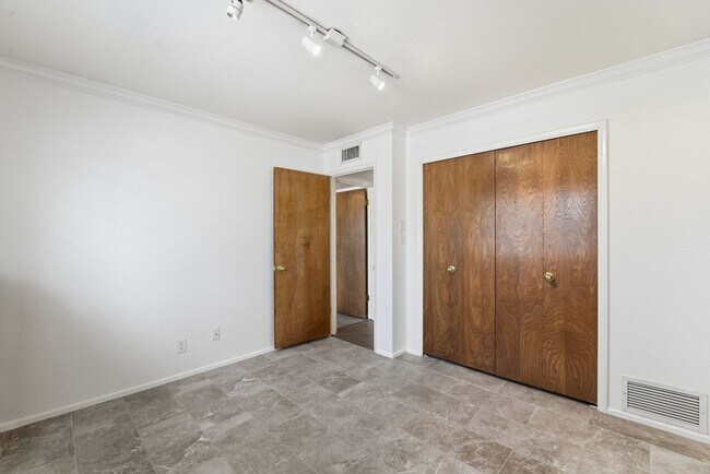 Building Photo - Welcome to this beautiful 4-bedroom, 3-bathroom home in Tempe Arizona!