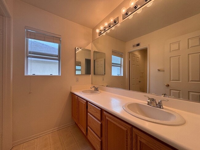 Building Photo - Great 4B/2.5BA House in Gate Community in ...