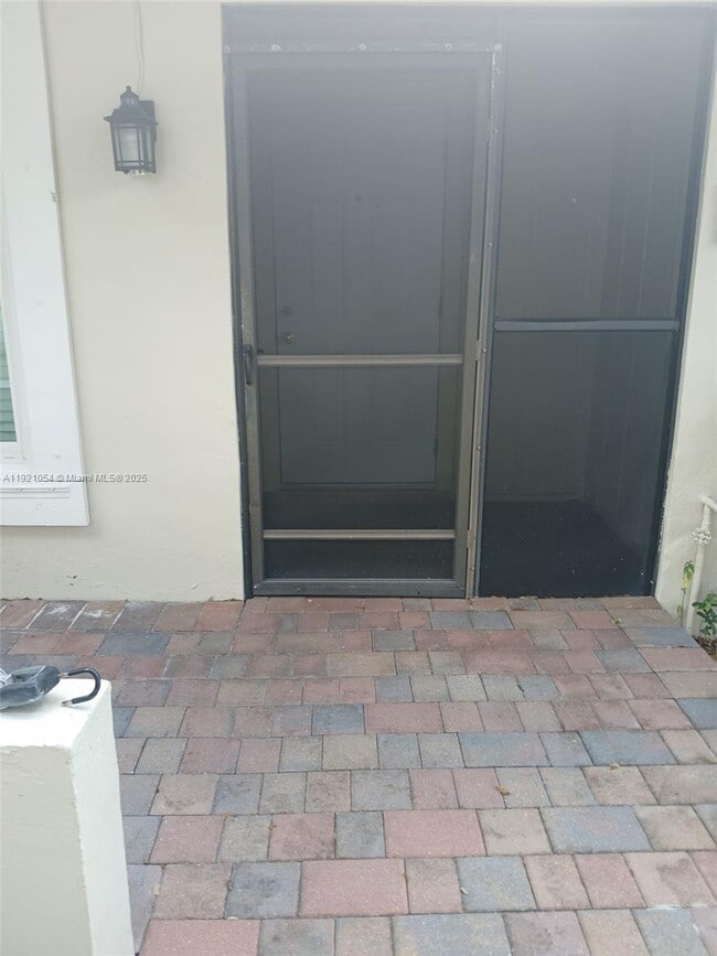 Building Photo - 5550 Lakewood Cir S