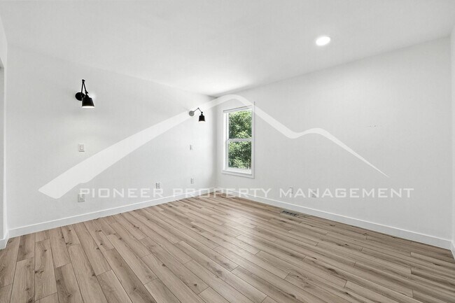 Building Photo - Spacious Townhouse with Washer/Dryer and C...